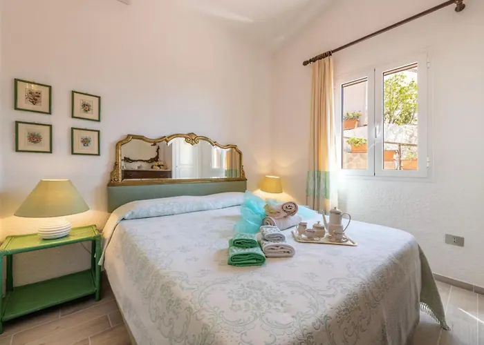 Nyaraló Brezza Di Geremeas, Walk To The