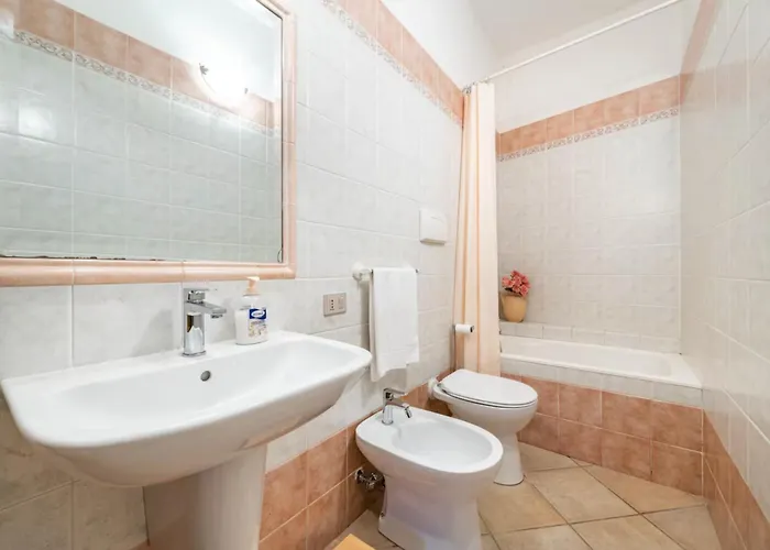 Nyaraló Brezza Di Geremeas, Walk To The *